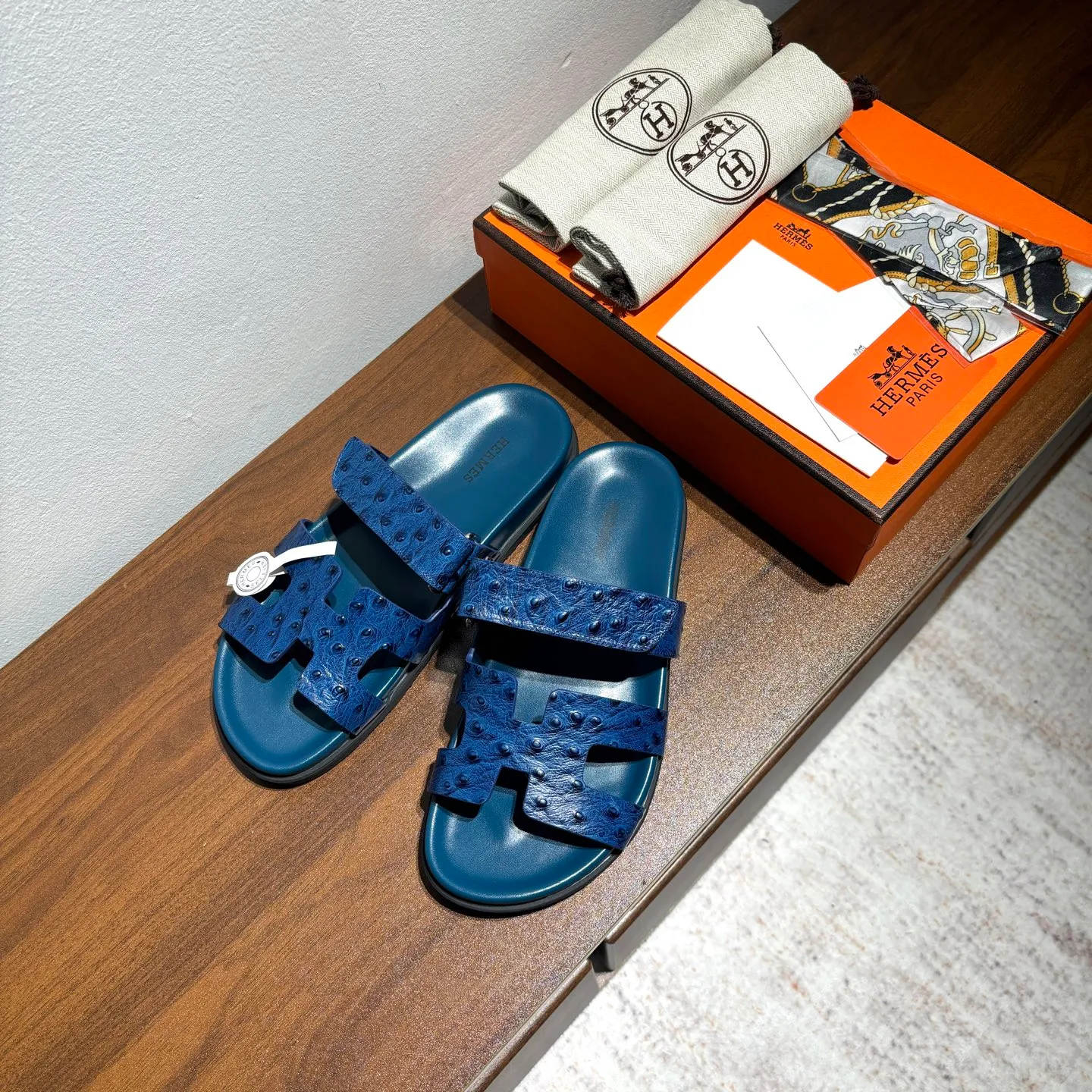 👟👟Ex-factory price 520👟👟 Men's size +10 Brand💗: HERMES Number💗: H8018-210199 Color💗: Ostrich pattern new color system Size 💗: 35 to 40 38-45 Upper material: imported calfskin Outsole material: Tpu anti-slip and wear-resistant outsole 🆕🆕🆕HERMES 2025 latest color matching, original purchased and dismantled, imported custom fabrics. All colors have been adjusted N times, striving to be zero different from the original! The top version for women 💰 Erjie's shoes that have become extremely popular recently - chypre sandals, which are comfortable for all ages and are cute and cute. Paired with various colored socks, it’s so trendy